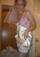 Белокурая невеста позирует для мужа в отеле после свадьбы 6 фотография