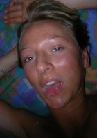 Блондинистая мамка позволяет себе быть голой в загородном доме 20 фотография