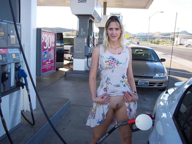 Тощая стерва засветила киску и титьки на природе 5 фотография