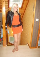 Блонда сосет маленький член незнакомца 17 фотография