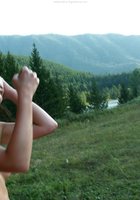 Голые телки отдыхают с мужчиной в Карпатах 8 фотография Голые телки отдыхают с мужчиной в Карпатах 8 фотография