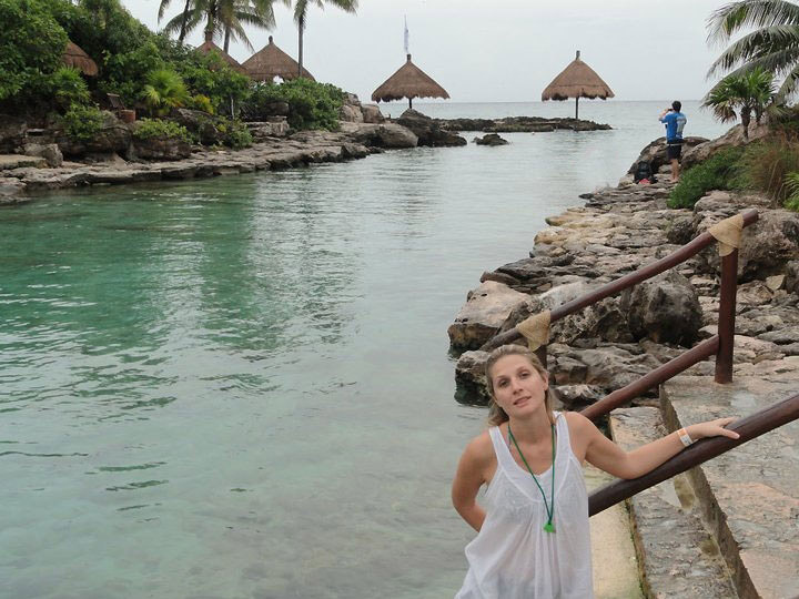 Катя на пляже сидит без бюстгальтера 1 фотография