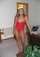 Старушка в чулочках показывает сочную вагину у себя дома 5 фотография