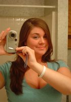 Толстушка трогает рукой большие титьки лежа на спине 12 фотография