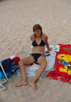 Молодая бикса насадилась писькой на балончик дезодоранта 2 фотография