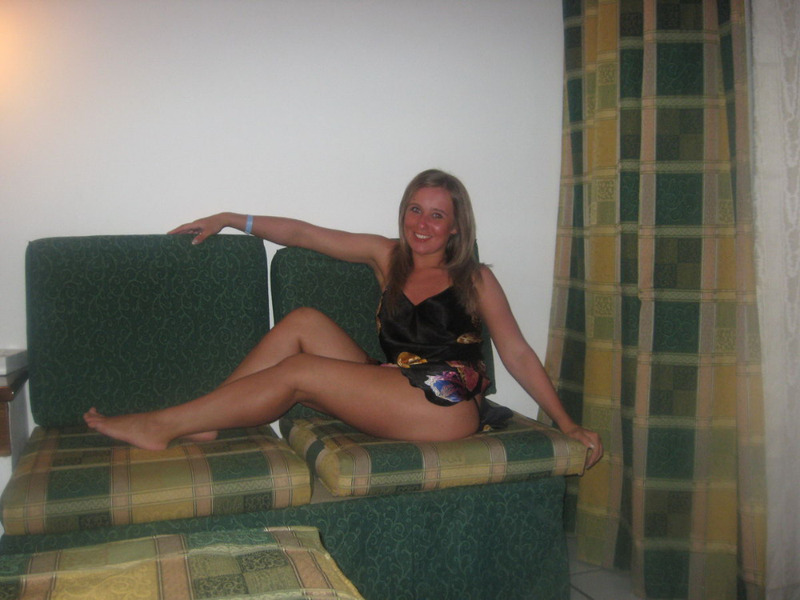 Дома голая Надежда обожает показывать прелести и дырки 1 фотография