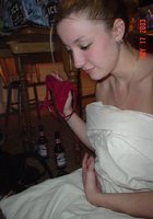 Выпившая леди проиграла в карты на раздевание 6 фотография Выпившая леди проиграла в карты на раздевание 6 фотография