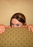 Молодая дева мастурбирует на кресле 12 фотография