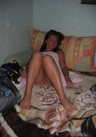 Голая няшка моет голову в деревне 17 фотография