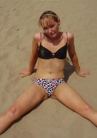 Блондинистая сучка совершенно не против интимных утех в домашних условиях 15 фотография