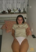 Мадам разделась в просторном помещении 11 фотография