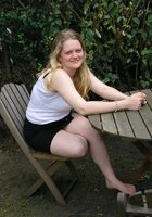 Стремная баба желает потрахаться на даче 17 фотография