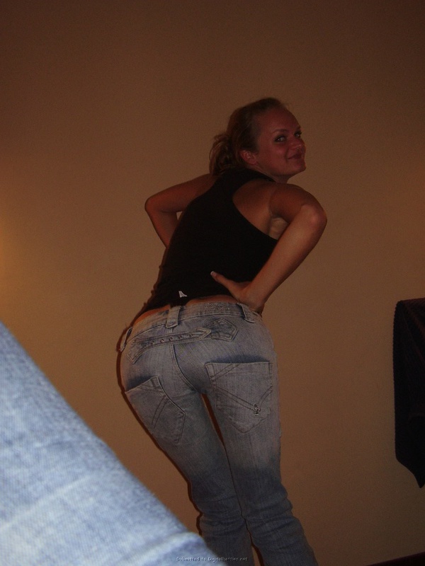 Сучка шалит стоя посреди комнаты с ремнем на сиськах 3 фотография