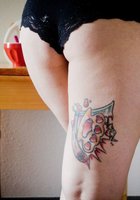 Пышнотелая Сабрина показывает татуированное тело в спальне 39 фотография