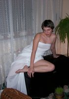 Голая телочка лежит  с железным цветком 4 фотография