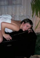 Голая телочка лежит  с железным цветком 6 фотография