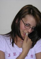 Молодая девушка лежит на спине без лифчика 9 фотография