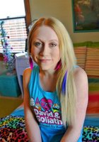 Кетти закрылась в комнате чтобы засветить небольшими дойками 13 фотография