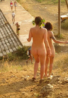 Голые сучки отдыхают на нудистском пляже 20 фотография