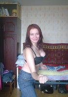 Молодая чика отдыхает дома в свой выходной 1 фотография