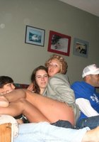 Пьяные барышни отжигают на вечеринке 4 фотография Пьяные барышни отжигают на вечеринке 4 фотография