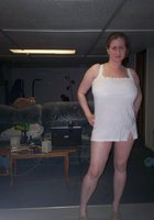 Женщина запечатлевает большие сисяндры лежа на спине 21 фотография