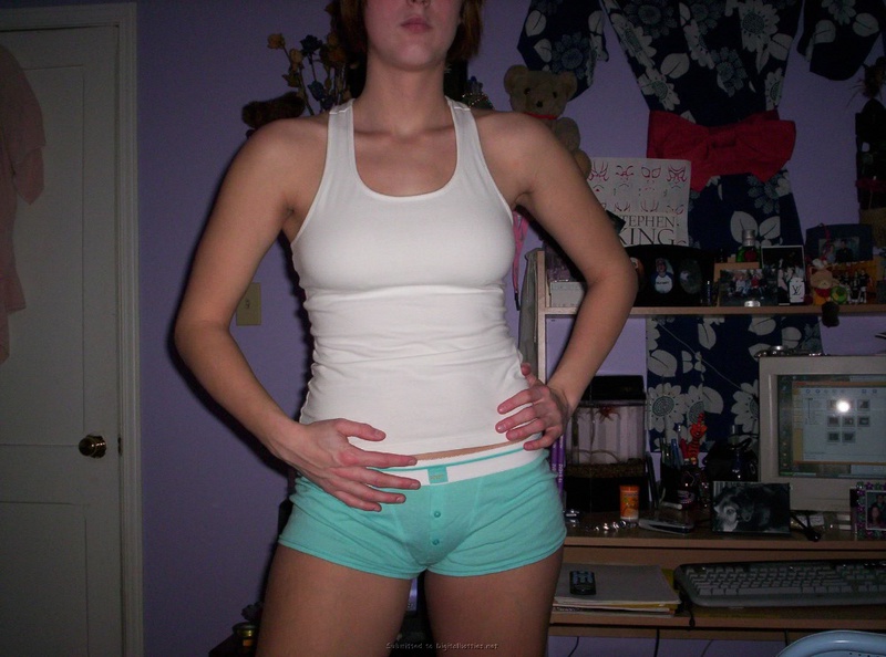 Девушка позволила себе раздеться в своей комнате 11 фотография