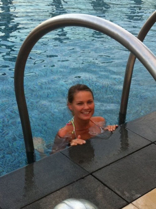 Профессиональная модель не прочь светить маленьким бюстом на сессиях 3 фотография