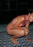 Бразильская милашка на кровати любит когда ей раздвигают попку 9 фотография