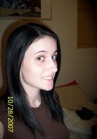 Брюнетка стоит на коленях перед зеркалом в одних трусах 6 фотография