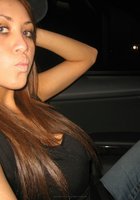 Загорелая сучка делает селфи сидя дома без лифчика 16 фотография