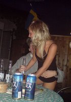 Дева на вечеринке напилась и стала раздеваться 4 фотография