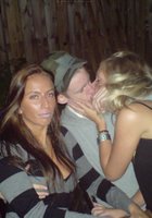 Дева на вечеринке напилась и стала раздеваться 6 фотография