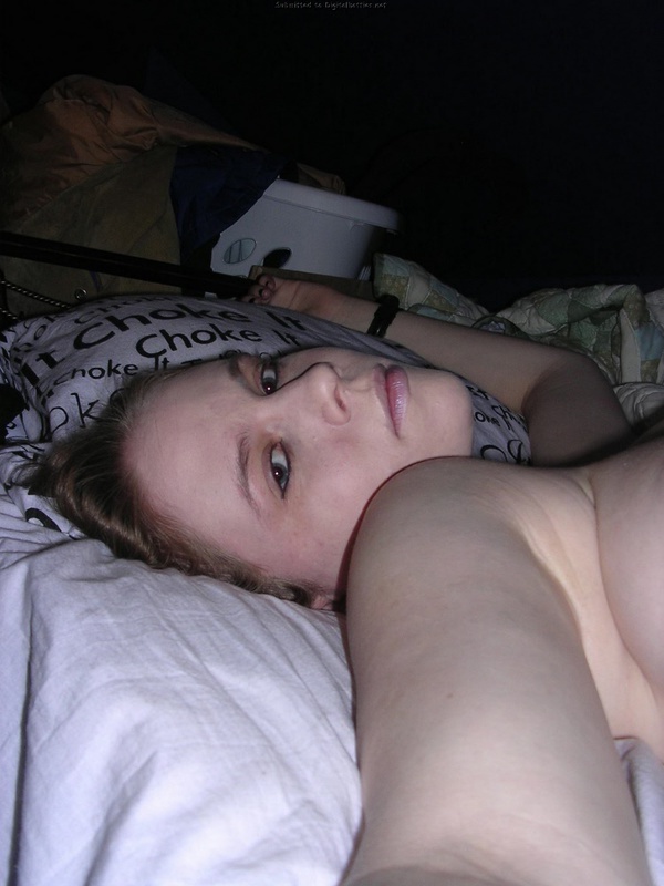 Сучка делает селфи лежа на спине без лифчика 13 фотография