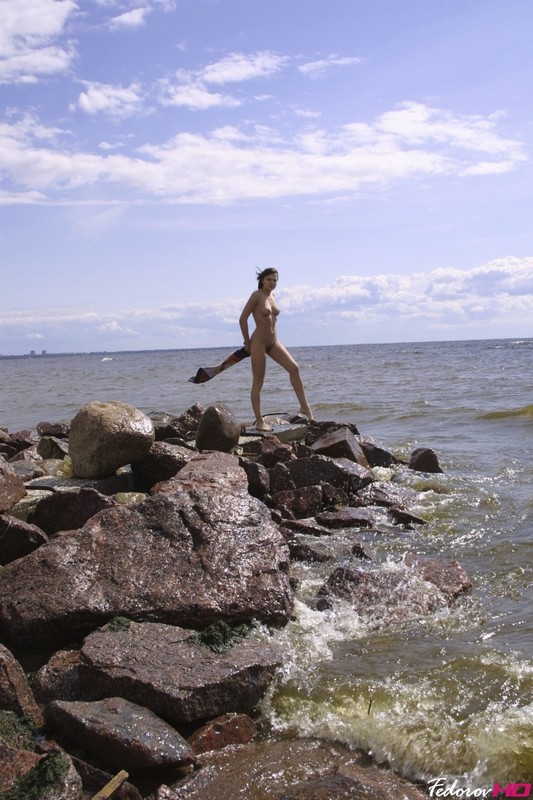 Лена голышом загорает на перевернутой лодке 22 фотография