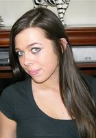 В спальне девка не прикрывает побритую писю 8 фотография