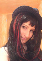 Крашенная неформалка показывает пирсинг в письке делая селфи 29 фотография