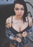 Рика оголяет татуированные формы в подворотне 28 фотография