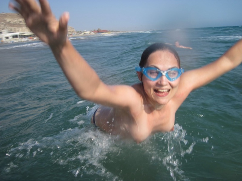 Бикса плавает голая под водой 6 фотография