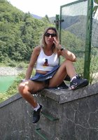 Даже вне дома сучки рады показать волосатую киску 14 фотография