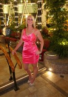 На черном фоне тридцатилетняя телка осталась  трусах 1 фотография