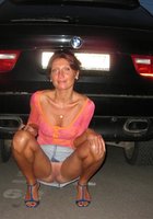 Зрелая женщина оголила манду чтобы трахнуть себя 18 фотография