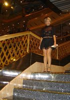 Зрелая чика отдыхает на море топлес 15 фотография