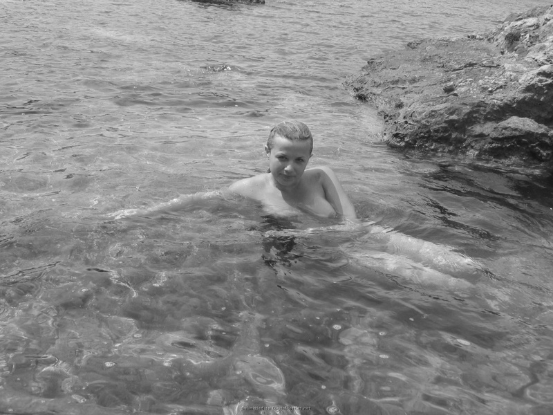 Голая подруга купается в небольшом заливе 8 фотография