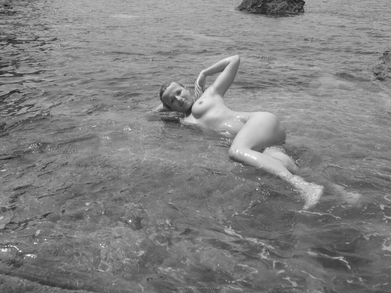 Голая подруга купается в небольшом заливе 10 фотография