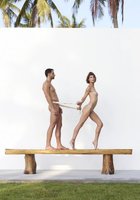 Флора и Алекс играют с веревкой на лавке 15 фотография Флора и Алекс играют с веревкой на лавке 15 фотография