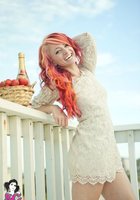 Огненно-рыжая краля разделась на летней террасе 5 фотография