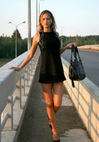 Голая бродяга позирует на мосту 1 фото