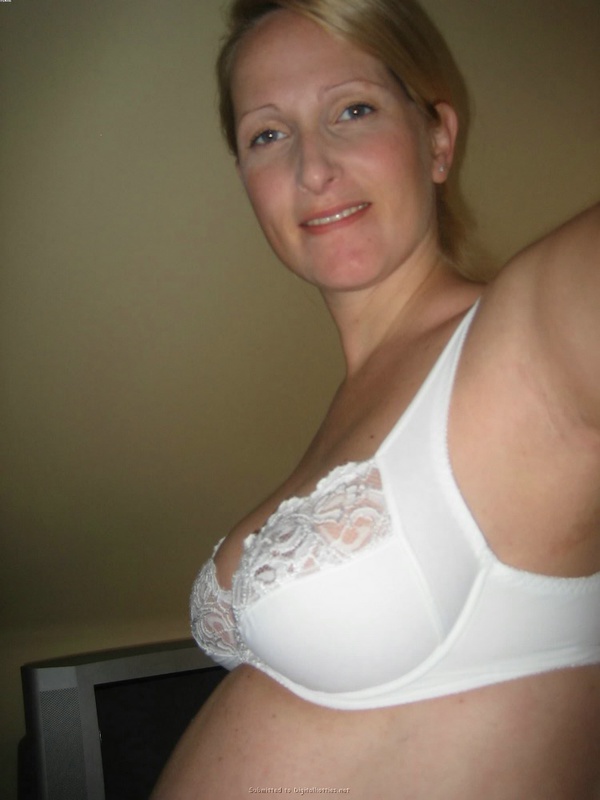 Беременная жена прикрывает сиськи рукой вечером 16 фотография