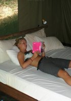 Молодая бикса любит отдыхать на свежем воздухе 6 фотография